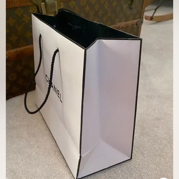 MEDIUM SIZE CHANEL PARIS PAPER CARRIER SHOPPING BAG WHITE CAMELLIA 3D FLOWER EUC - Picture 4 of 5